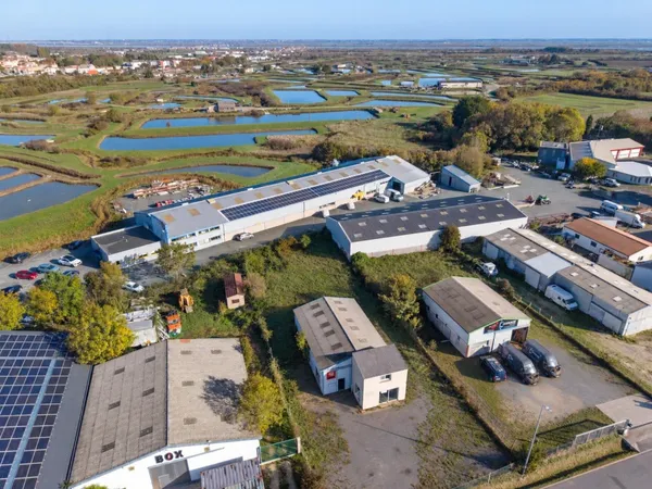 Atelier de 150 m² et local commercial de 60 m²