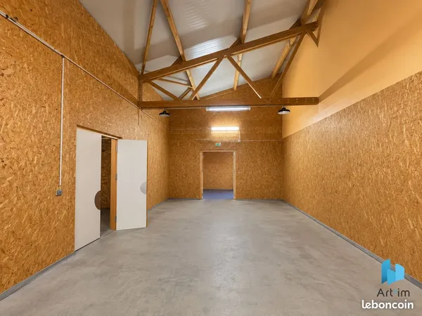 Local 858 m² Saint-Saturnin