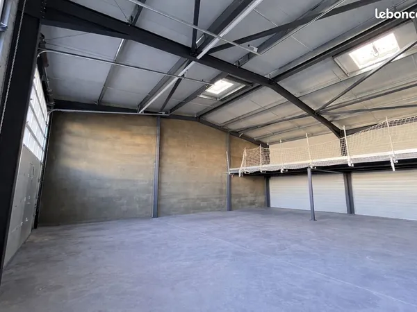 Local 114 m² La Crau
