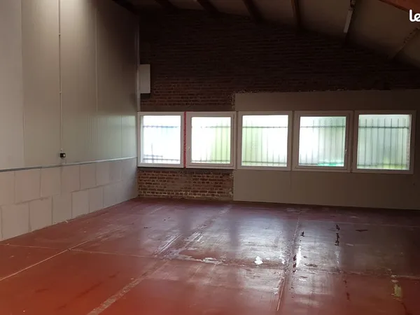 Local artisanal ou entrepôt avec bureau 77m2, 10mn de Lille