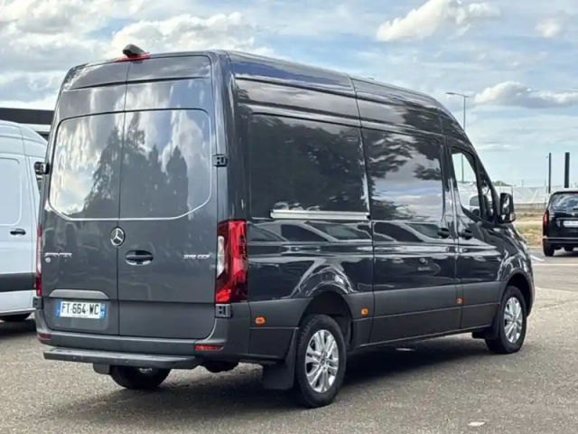 Mercedes Sprinter 319 cdi fourgon 12m3 37 v6 3.0 — photo 2