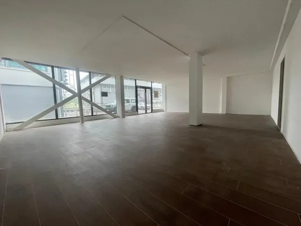 1 900€ HT HC - À louer 100 m2 Local commercial à JARRY