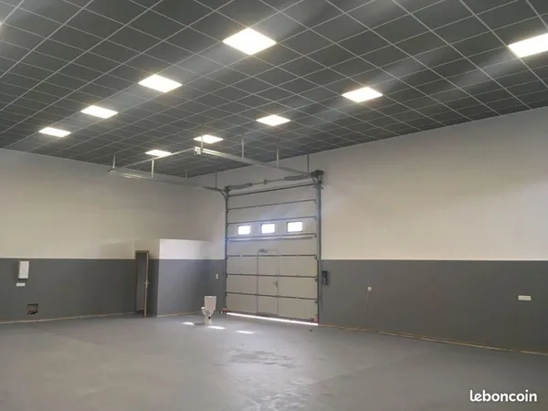 Local 200 m² COUZEIX