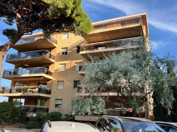 Hyeres port-superbe t2 renové-vue degagée-proche mer