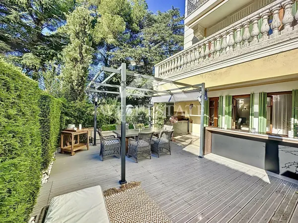 CANNES OXFORD APPARTEMENT 3 PIECE DE 110M2 AVEC JARDIN PRIVATIF ET PISCINE