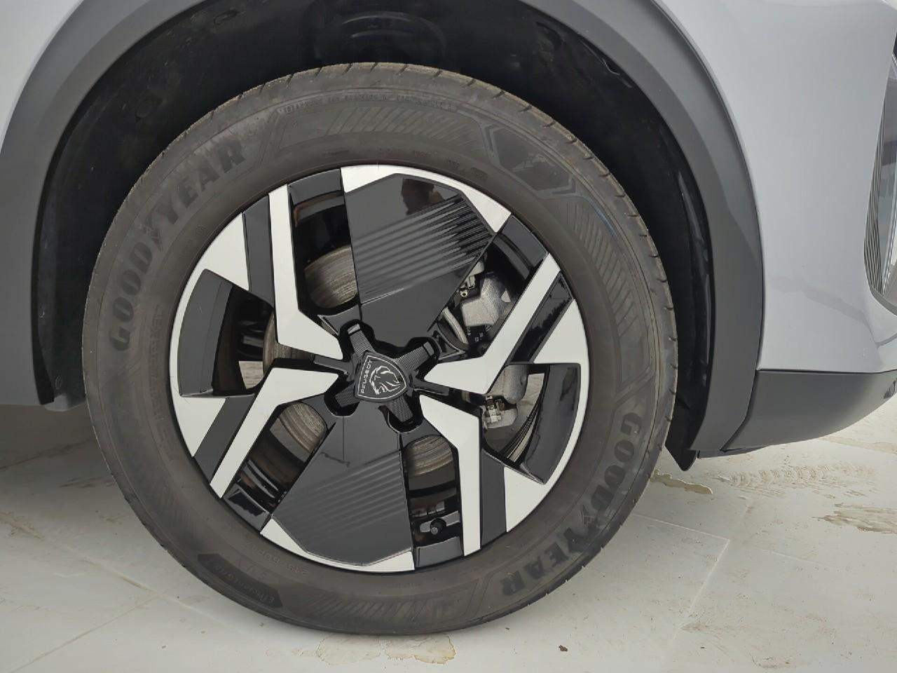 Peugeot 2008 hybrid 145 ch e-dcs6 allure — photo 31