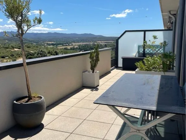 Appartement superbe T2 de 50 m² idem terrasse vue saint victoire , dernier étage
