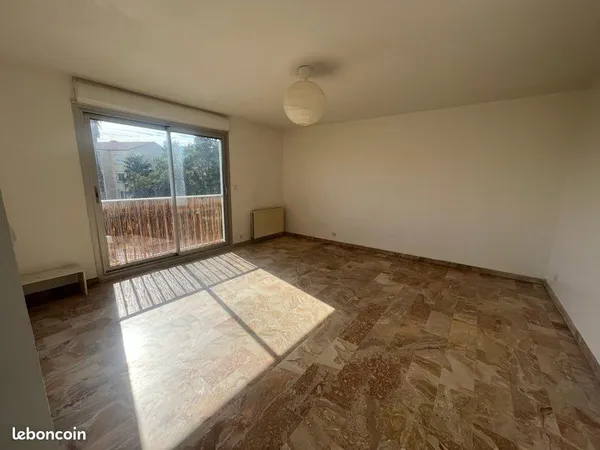 À LOUER - T2 de 46 m² avec terrasse, climatisation et cave - Hyères Disponible immédiatement