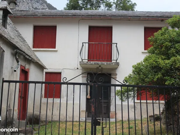 Maison de caractère avec grange, jardin plat et dépendance