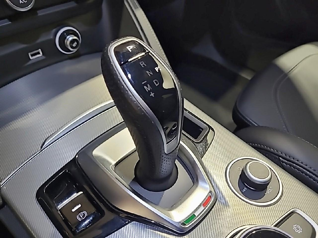 Alfa Romeo Stelvio 2.2 160 ch at8 veloce — photo 17