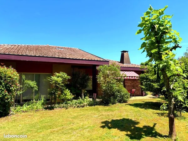 Villa d'architecte familiale prolongée de terrasses autour d'un jardin paysagé dans quartier résiden