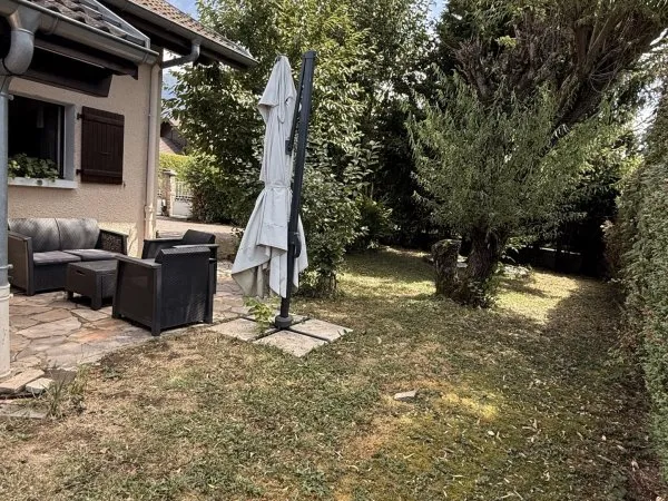 Maison meublée, individuelle, dans impasse.