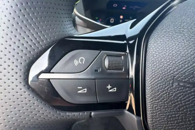 Peugeot 2008 hybrid 145 e-dcs6 — photo 24