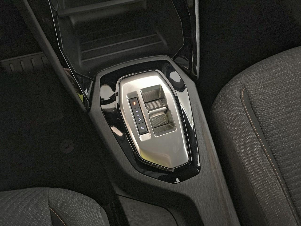 Peugeot 2008 hybrid 136 e-dcs6 style — photo 17