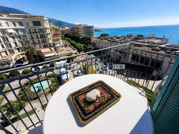 Face à la mer et au Casino Barrière de Menton, deux pièces d'exception en dernier étage avec vue fée