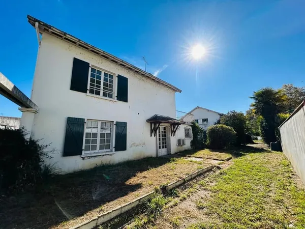 Maison à rénover avec beau potentiel