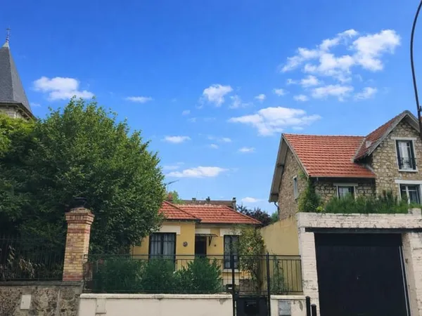 Maison avec permis de construire purgé - potentiel 210 m² - terrain 386 m²
