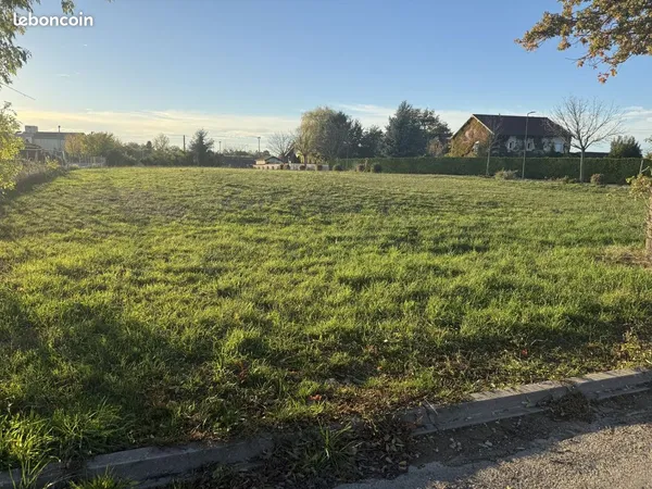 Terrain à bâtir de 650 m² à POLLIAT (01)