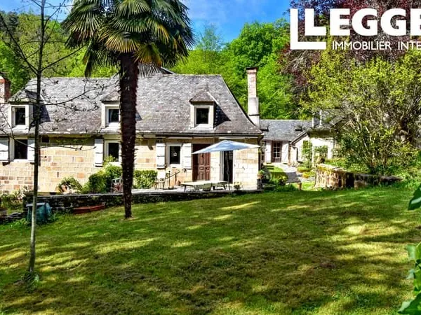Sise au calme, ensemble immobilier avec deux habitations ,grange, piscine sur grand terrain 1ha envi