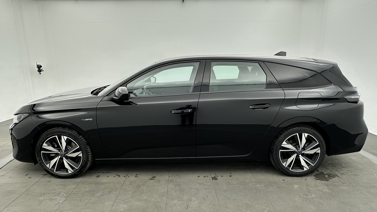 Peugeot 308 SW PHEV 180 e-EAT8 — photo 2