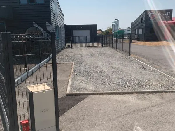 A VENDRE OU A LOUER Bâtiment Saint Philbert