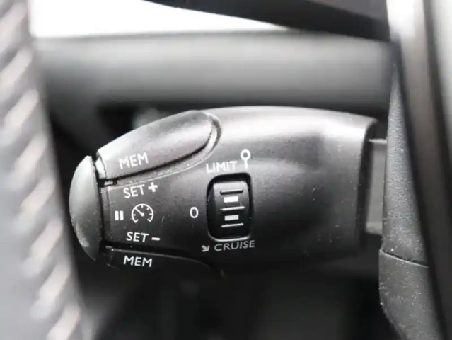 Peugeot 208 1.2 puretech 100ch s&amp;s allure 118g — photo 15