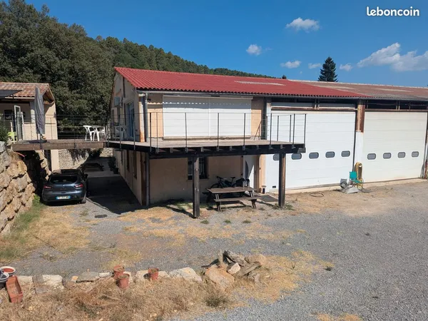 A vendre garage 600m² avec 3 appartements (260m² au total) et piscine + poolhouse
