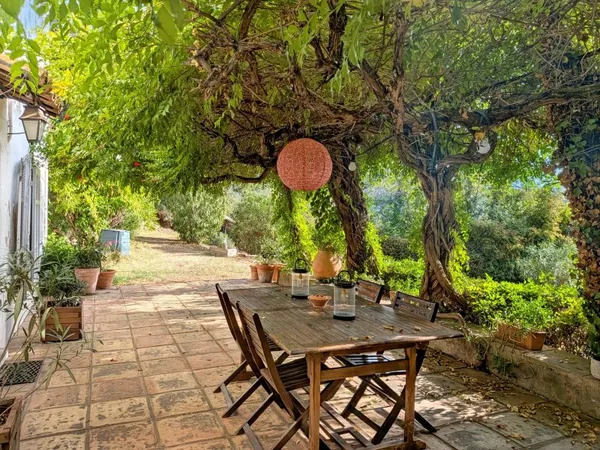 EXCLUSIVITÉ - CHARMANT MAS PROVENÇAL AVEC PISCINE