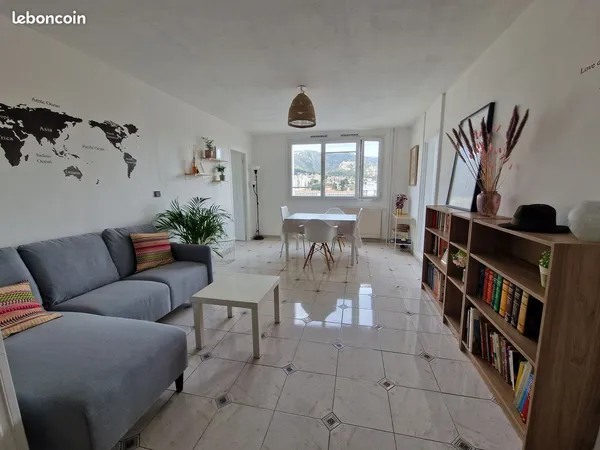 Chambre en colocation T5 • Charges incluses • Piscine & Parking • St Loup
