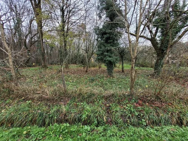 Terrain constructible 836 m²