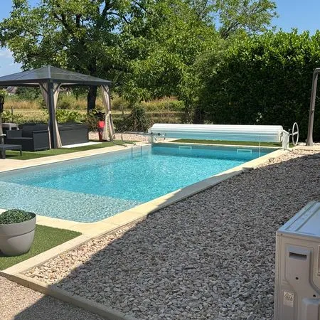 Adorable petite maison indépendante rénovée, climatisée, avec grand terrain plat, piscine chauffée 3