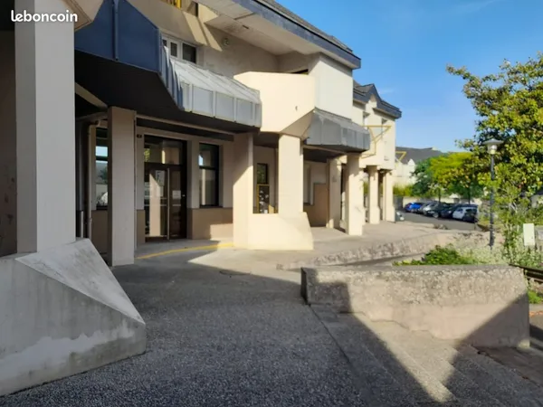 Local tertiaire - 234 m² - Saint-Hilaire-Saint-Florent