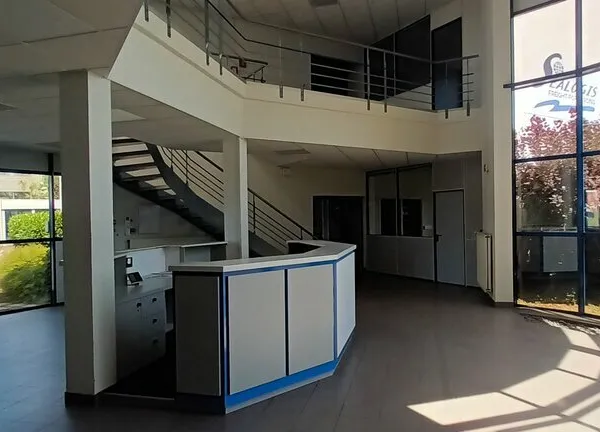 Local professionnel 1260 m²