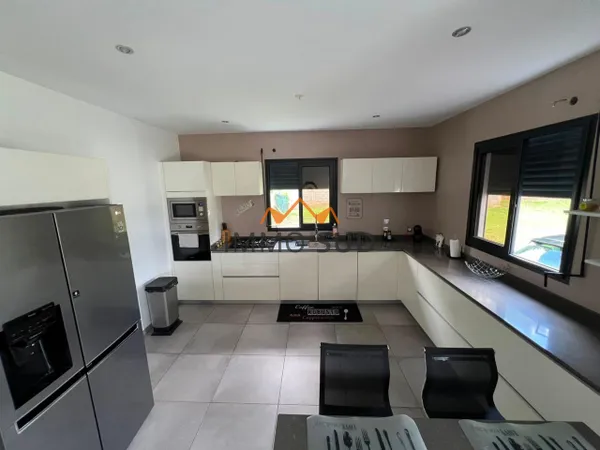 MAISON T5 MEUBLE - 145 m2 GRANDE SUPERFICIE - LES ABYMES