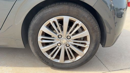 Peugeot 208 1.2 Puretech 110 EAT6 - Allure – 2016 – 114052 km – Essence – Boîte Automatique — photo 15