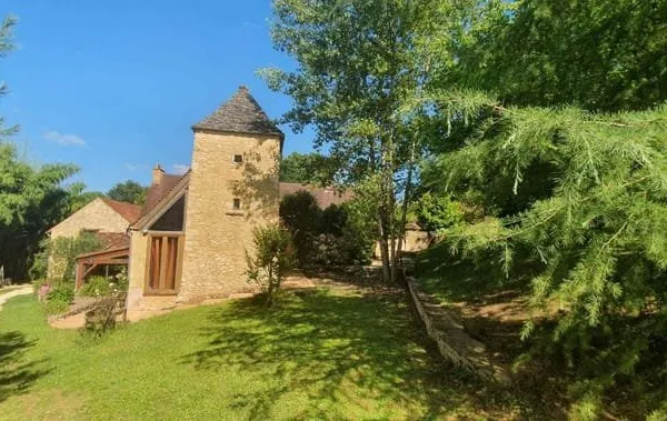 Magnifique propriété de caractère en Périgord noir dans un lieu magique à deux pas de Sarlat. ave