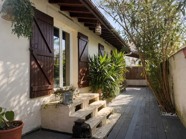 ANGLET Maison avec studio indépendant Fort potentiel calme
