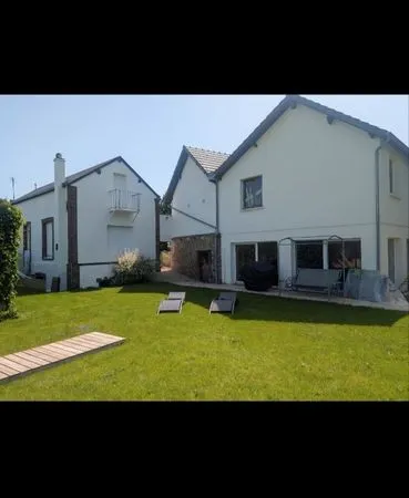 Maison familiale singulière avec studio indépendant, dépendances et grand terrain