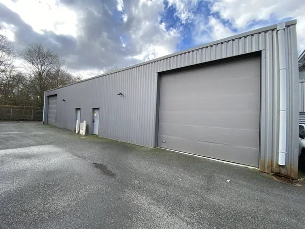 Local d'activité 300 m²