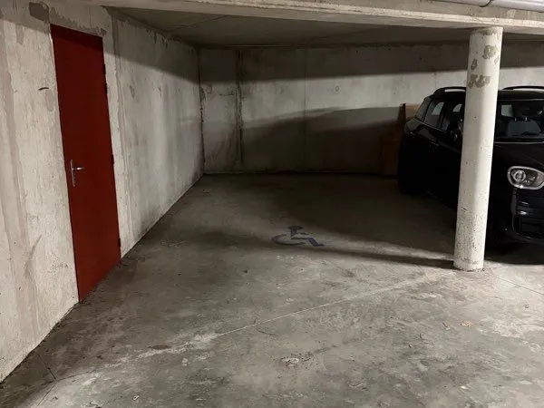 Loue. Place de parking sécurisée