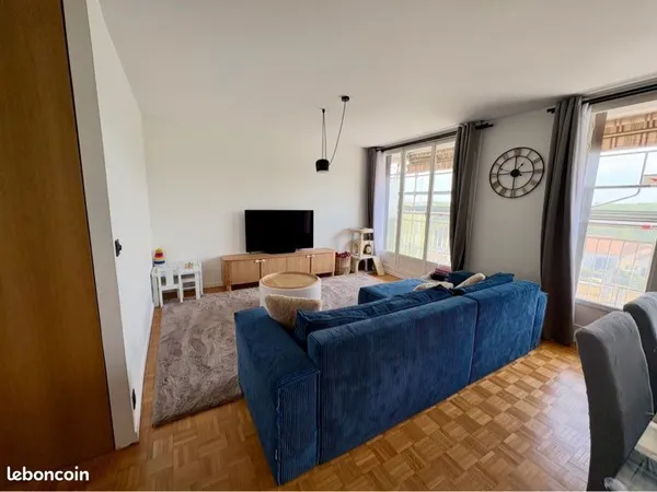 Appartement 70 m² entièrement rénové - 2 chambres, balcon, box et cave