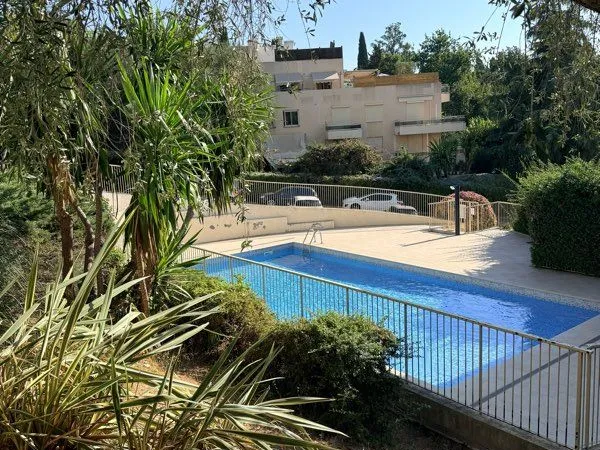 Nice ouest - t3 traversant 57 m² - 2 balcons - piscine - cave