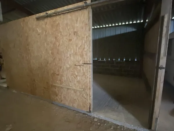 À louer : 3 boxes de stockage dans un hangar