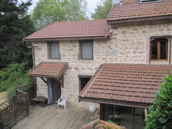 Belle maison en pierre de 120 m² habitables, avec terrasse en lames de bois, grange à proximité, sur