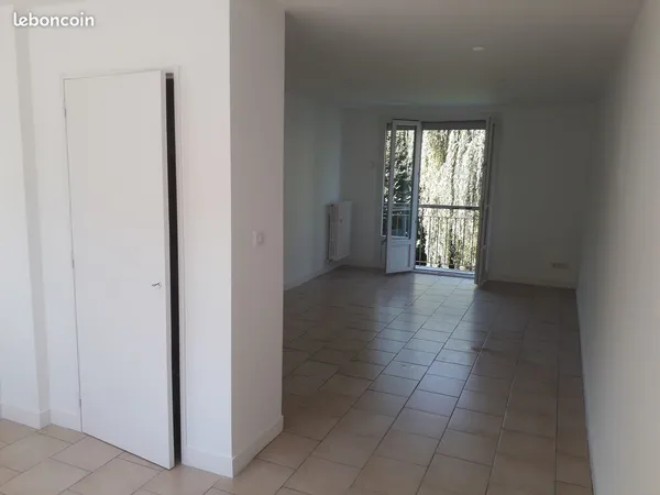 Loue appartement F2 Besançon bas rue de Chalezeule 54 m² charges comprises