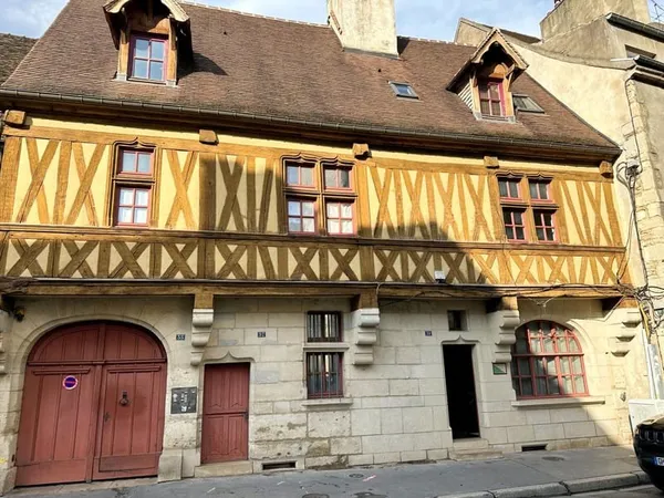 MAISON DE VILLE DU 15éme siecle en triplex