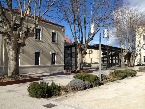 bel immeuble commercial ,récent 530 M2,centre montélimar