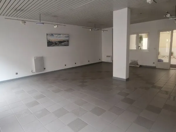 Beau local et véranda refait à neuf