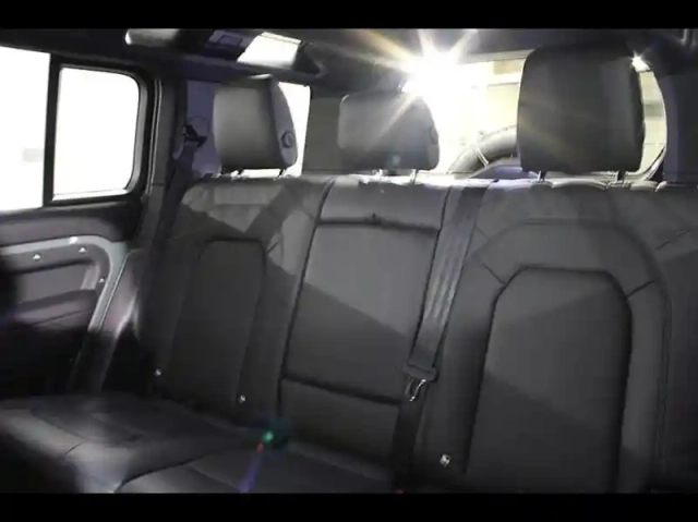 Land Rover Defender 110 2.0 p300e phev trophy edition keswick green — photo 12