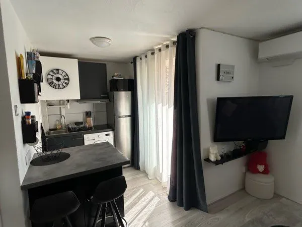 Appartement meublé à l'année de 24 m² à Fréjus, plein sud avec balcon et piscine